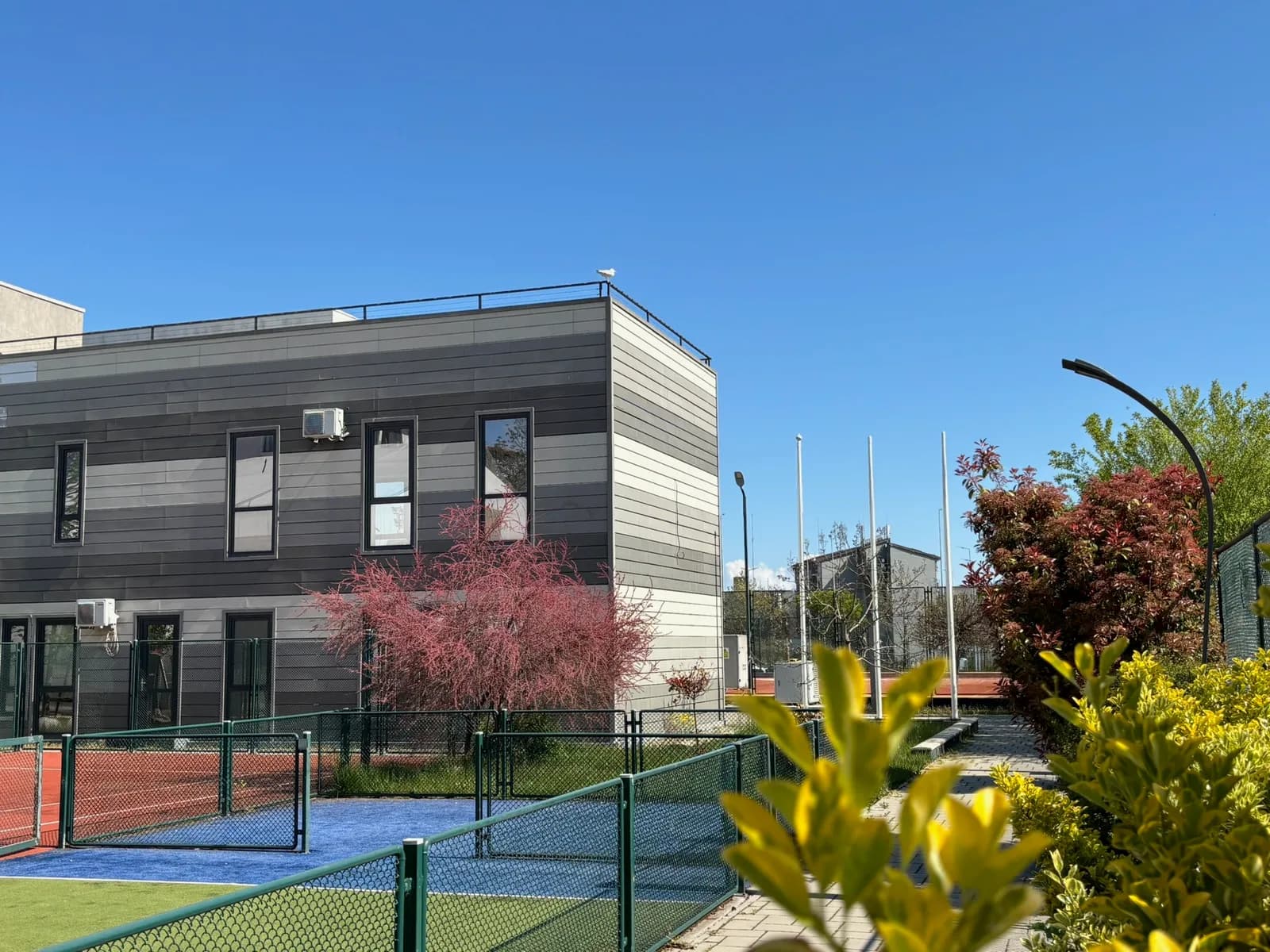 Clădirea clubului și terenul mini 9½ Tennis Club