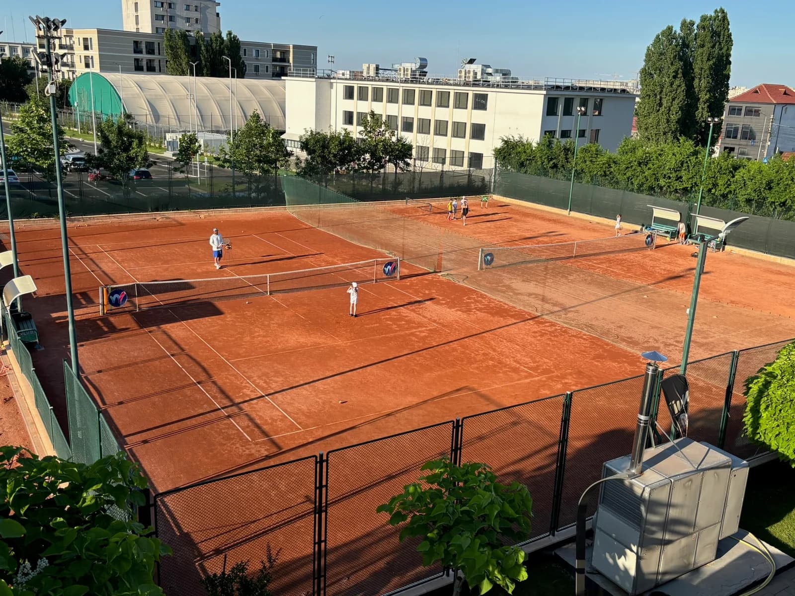 Terenurile de tenis 9½ Tennis Club, vedere de zi