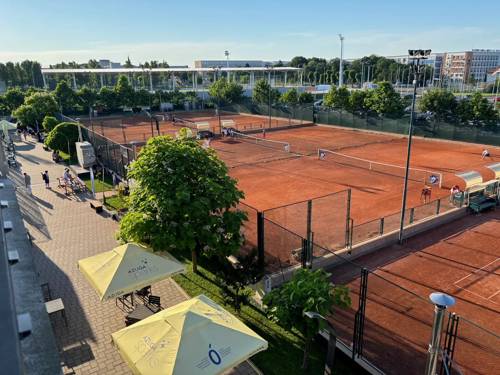 Terenurile de zgură 9½ Tennis Club, vedere de zi cu terasa Azuga