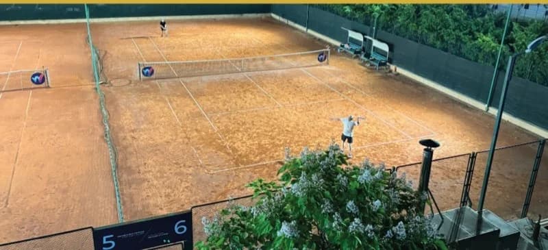 Joc de tenis la apus pe terenul de zgură