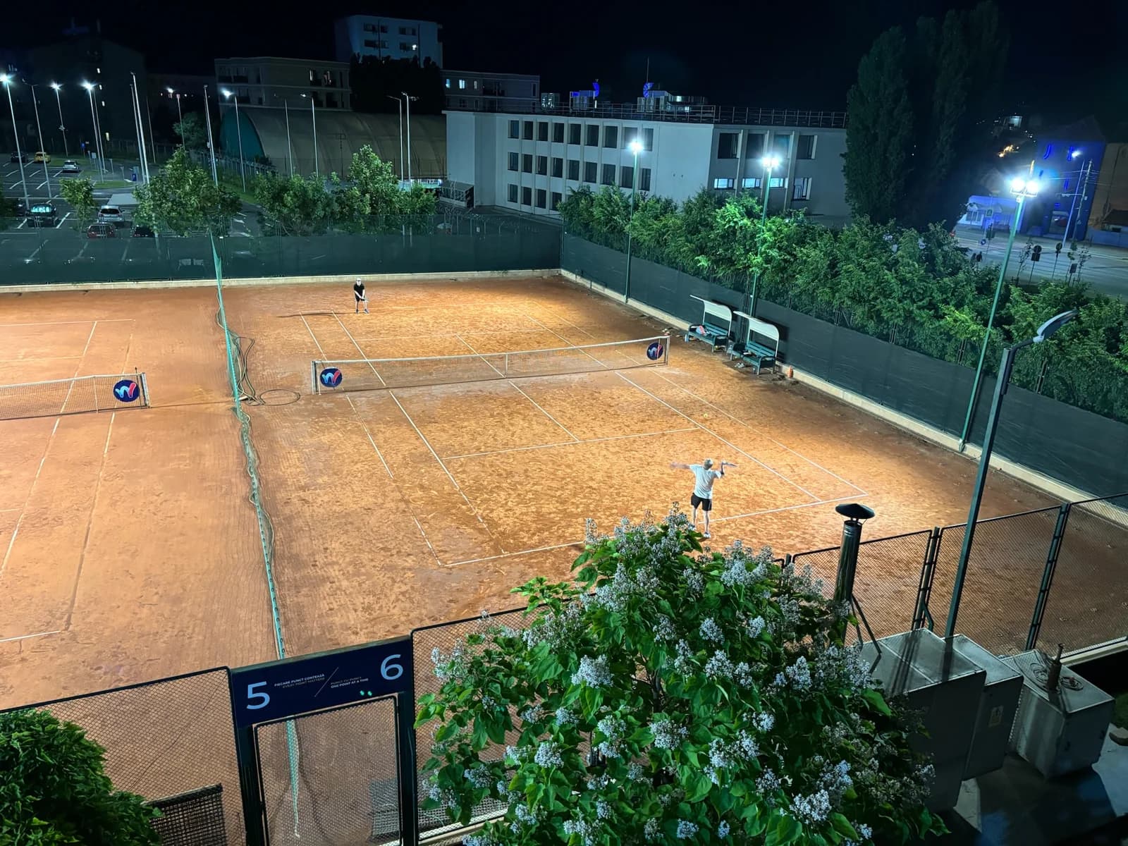 Antrenament de seară sub nocturnă