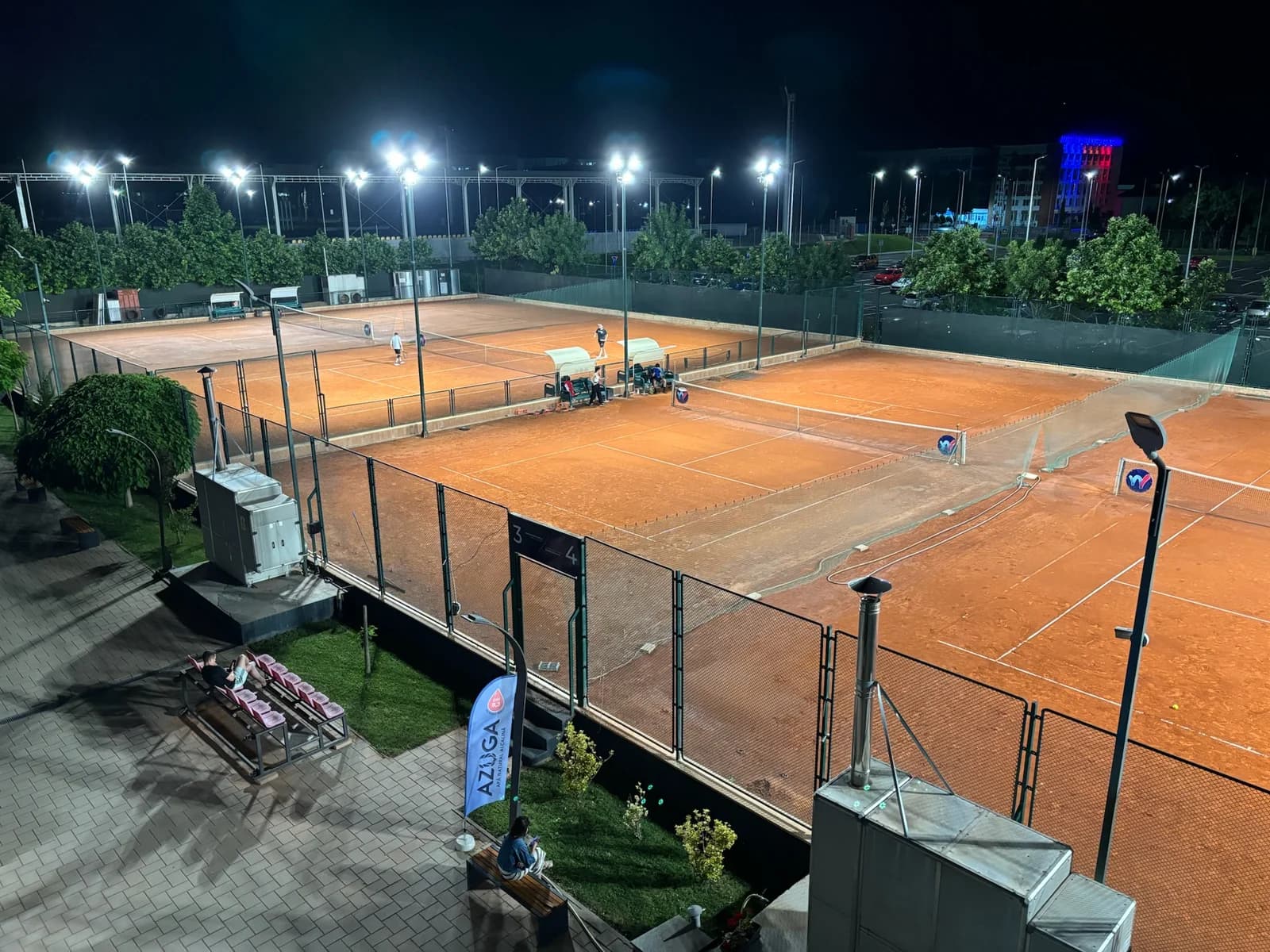 Meci de tenis sub nocturnă, terenurile 3 și 4