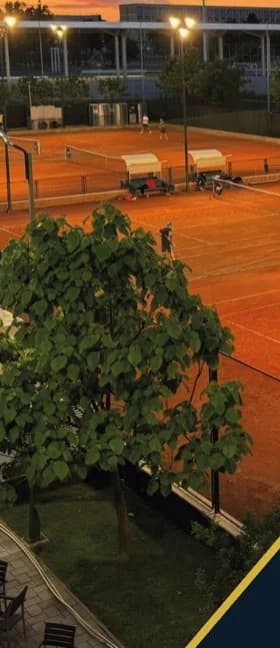 Terenuri de zgură 9½ Tennis Club la apus